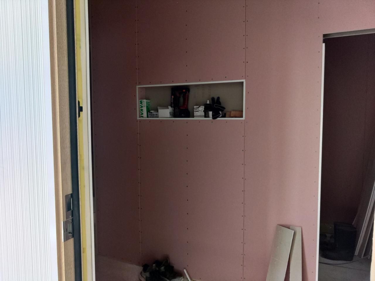 玄関ニッチの下地造作工事の様子です。