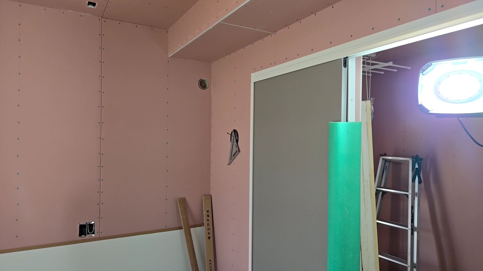 内部造作工事が進められております。