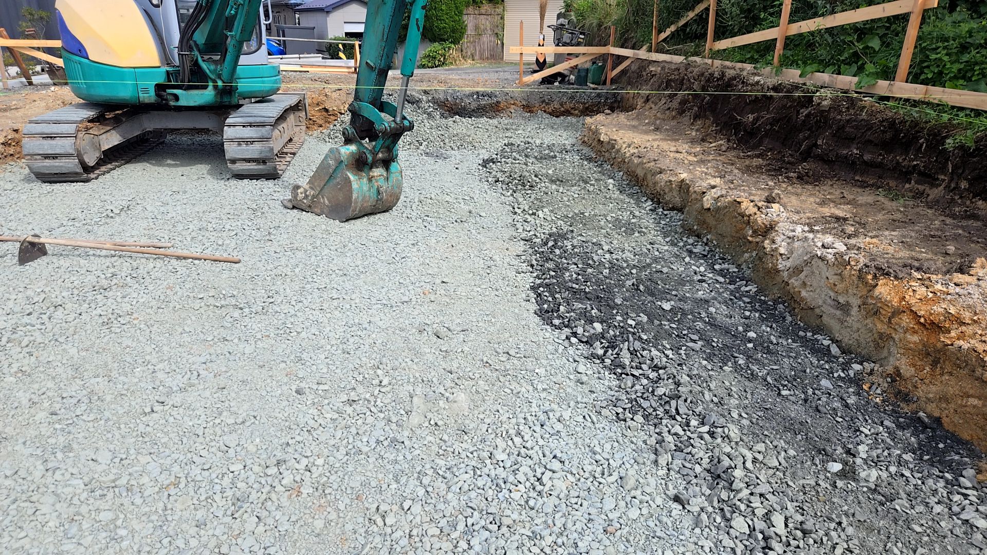 低盤の高さを確認し、高さの足りないところに砕石を充填し、厚さを整えていきます。