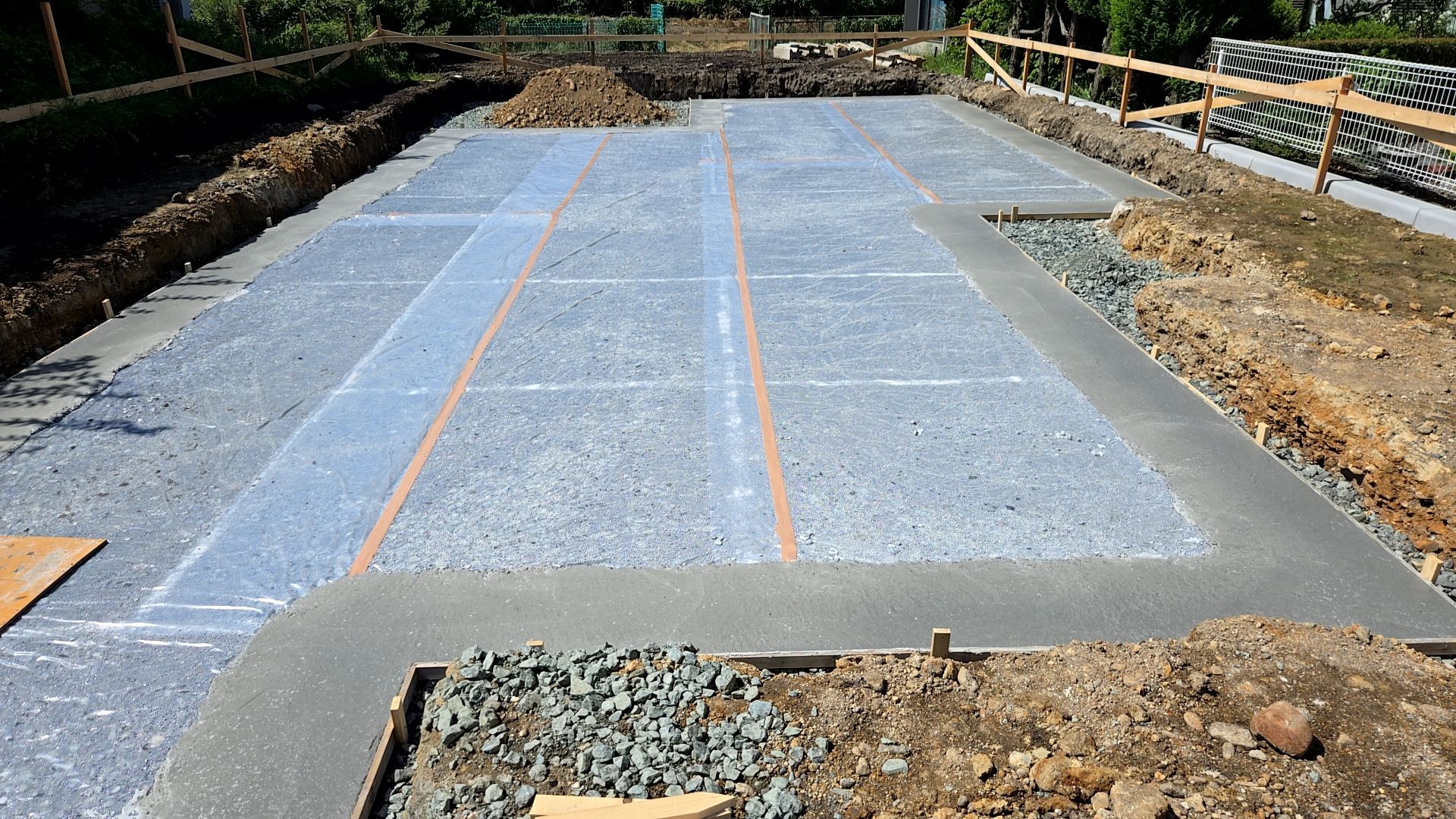 土間下防湿シートが施工された様子です。