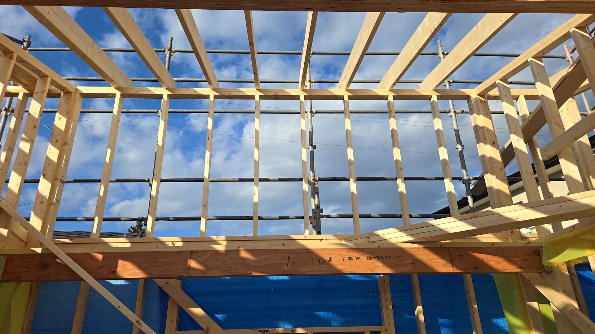 タルキの寸法、施工位置など図面仕様を確認し施工を行っております。