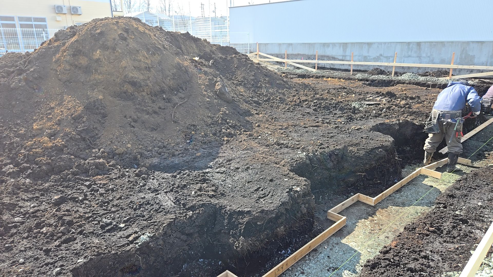 転圧が終わり、ベースの型枠組みが行われております。