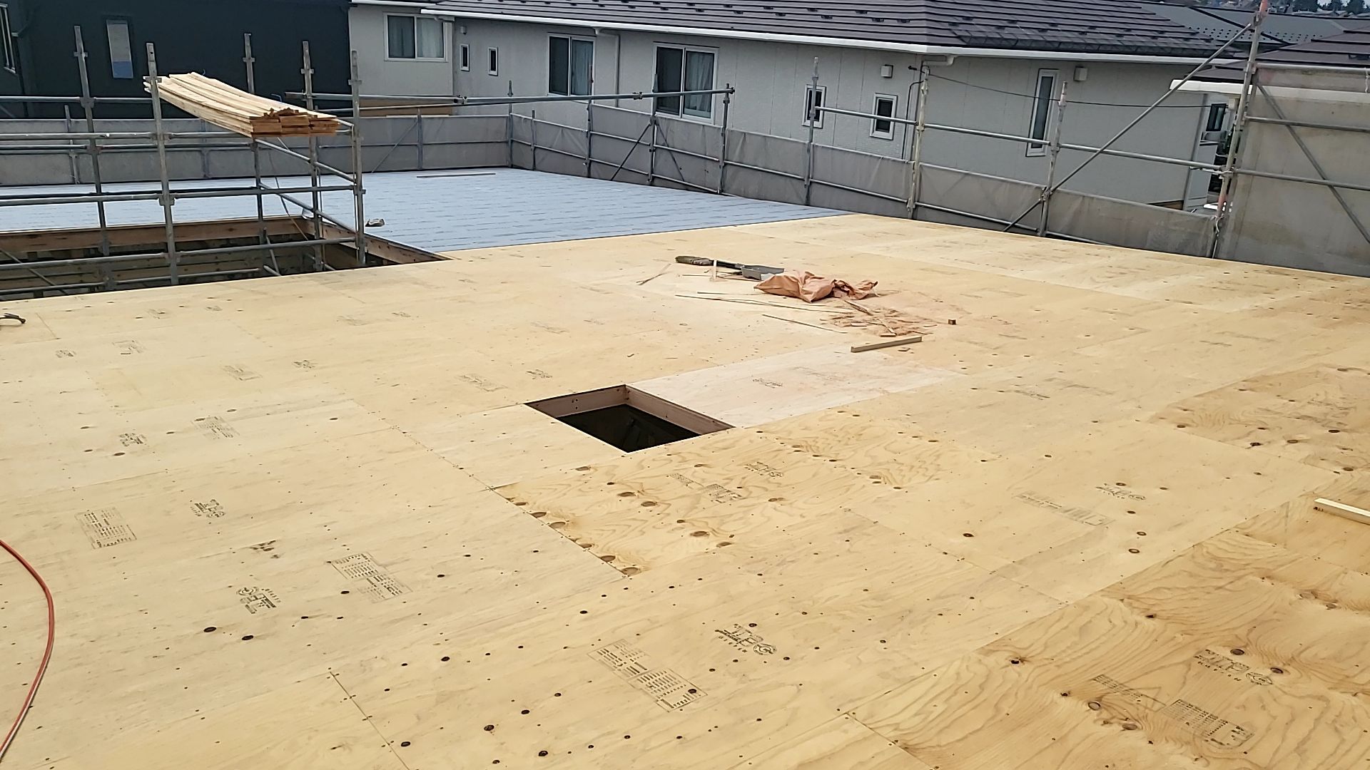 釘の間隔・めり込みなどを確認して施工しております。