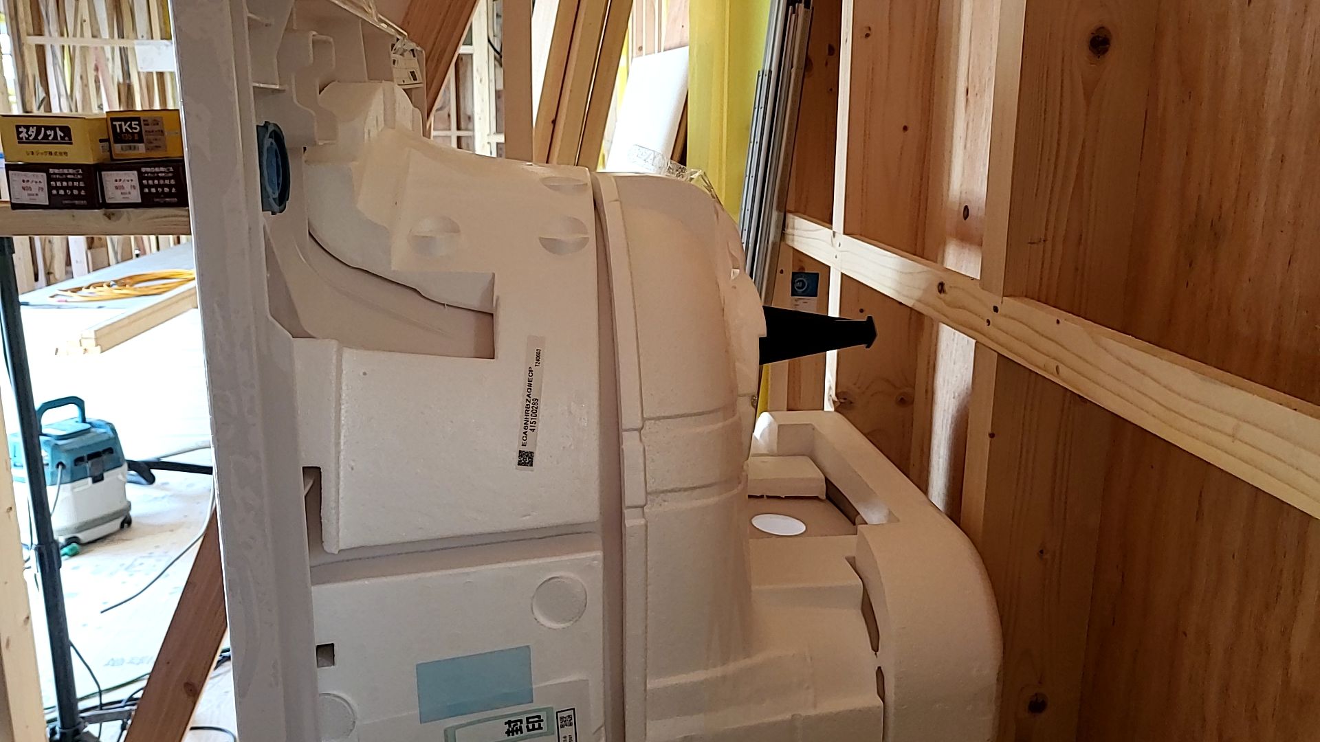 ユニットバスの組み立てが行われている様子です。