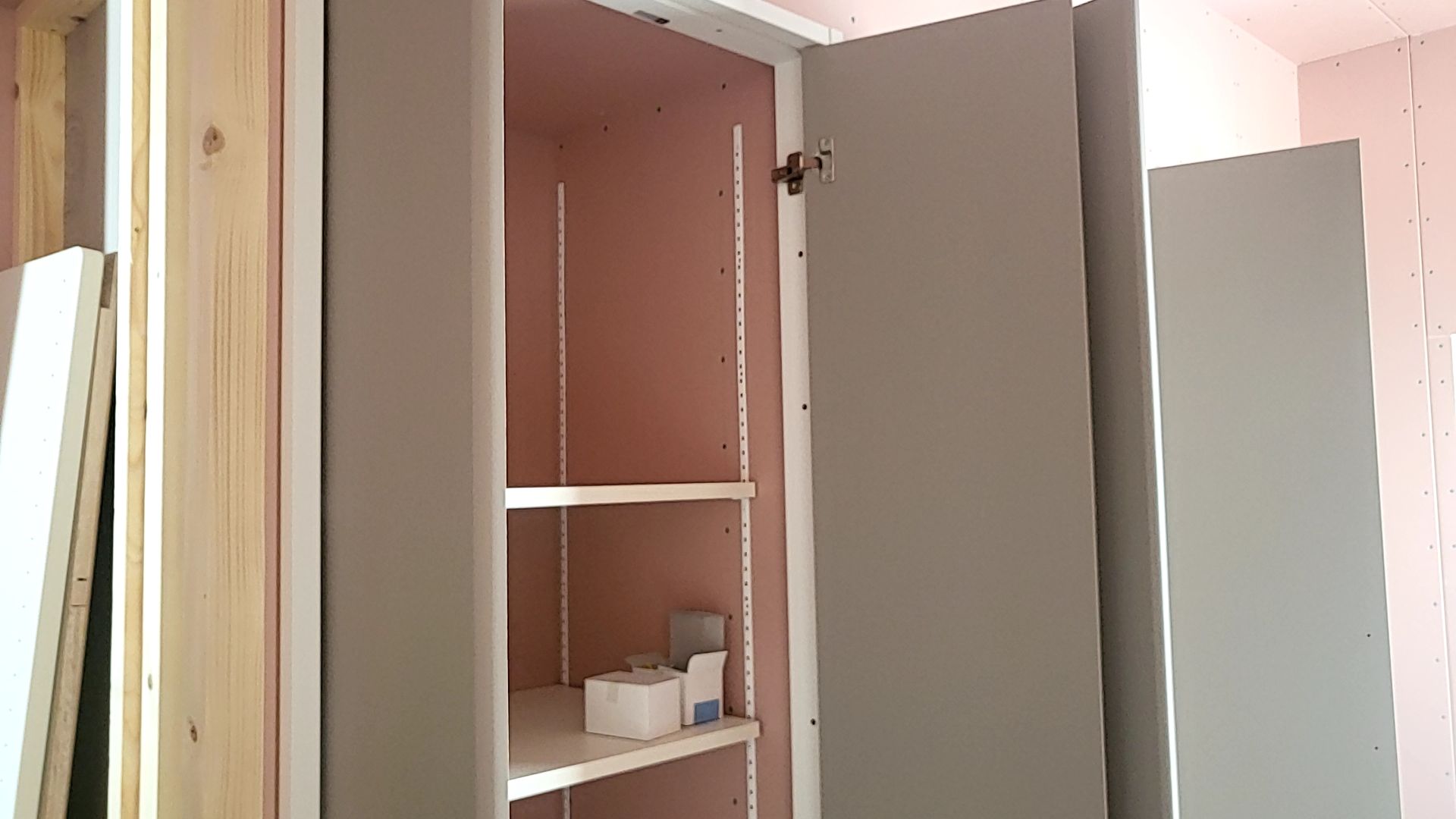 引き続き、下地造作工事が進められております。