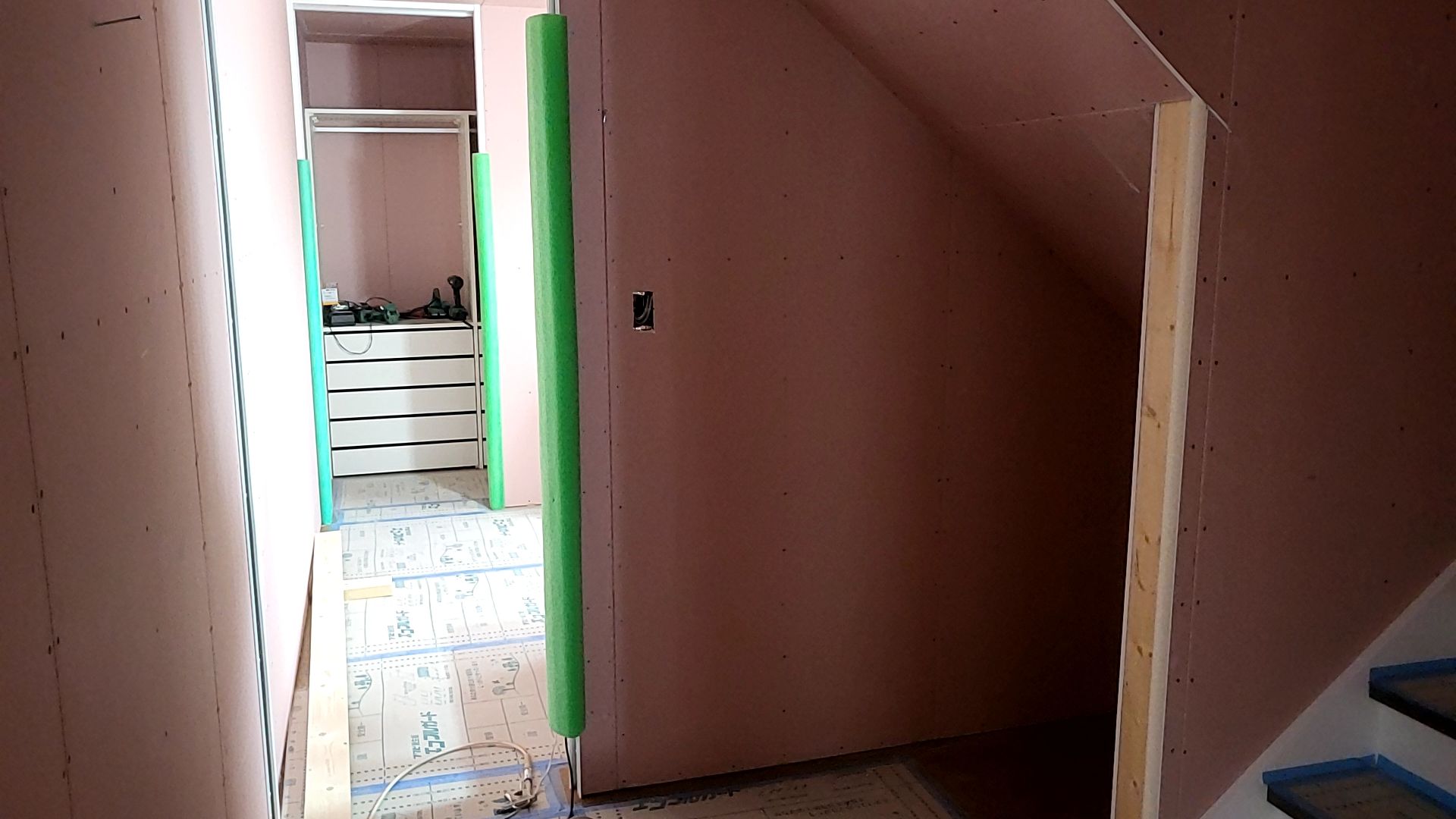 図面・仕様を確認しながら、丁寧に作業が行われております。