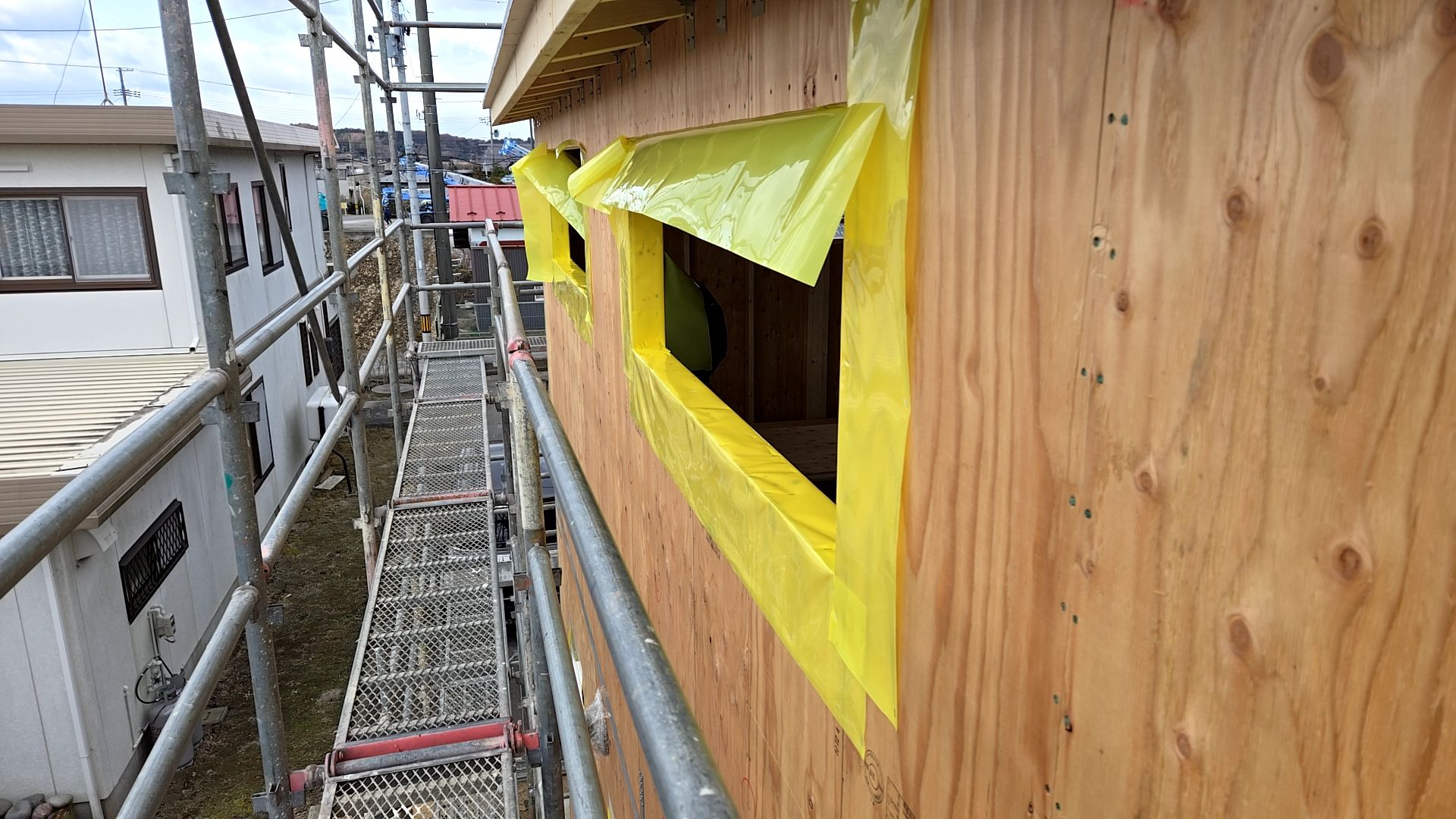 サッシをつりつける前の先張りシートが施工された様子です。