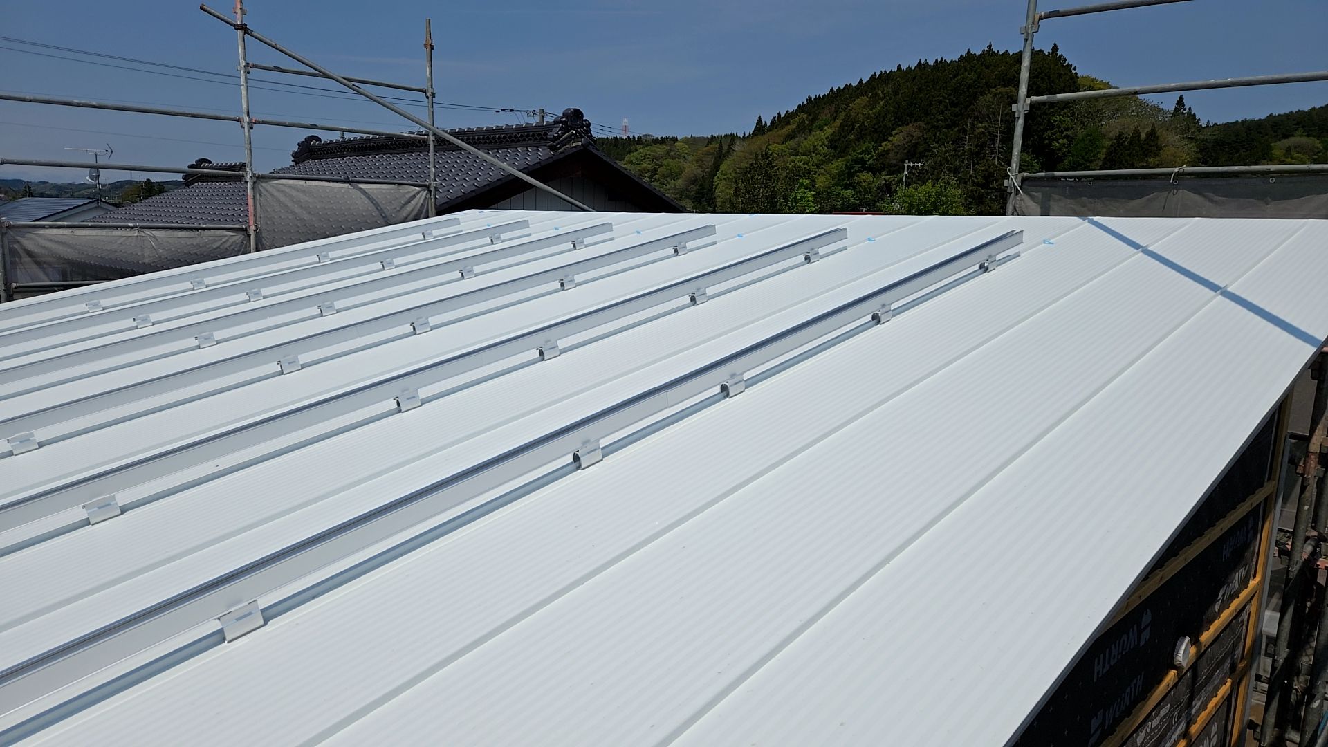 太陽光パネルを設置していきます。