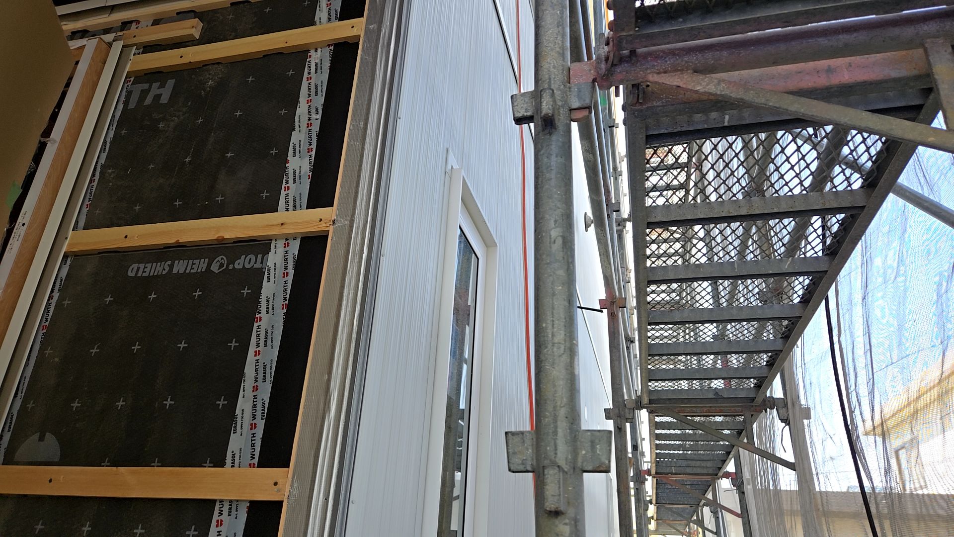 高所作業のため、安全に十分注意し事故や怪我のないよう気を付けて施工しています。