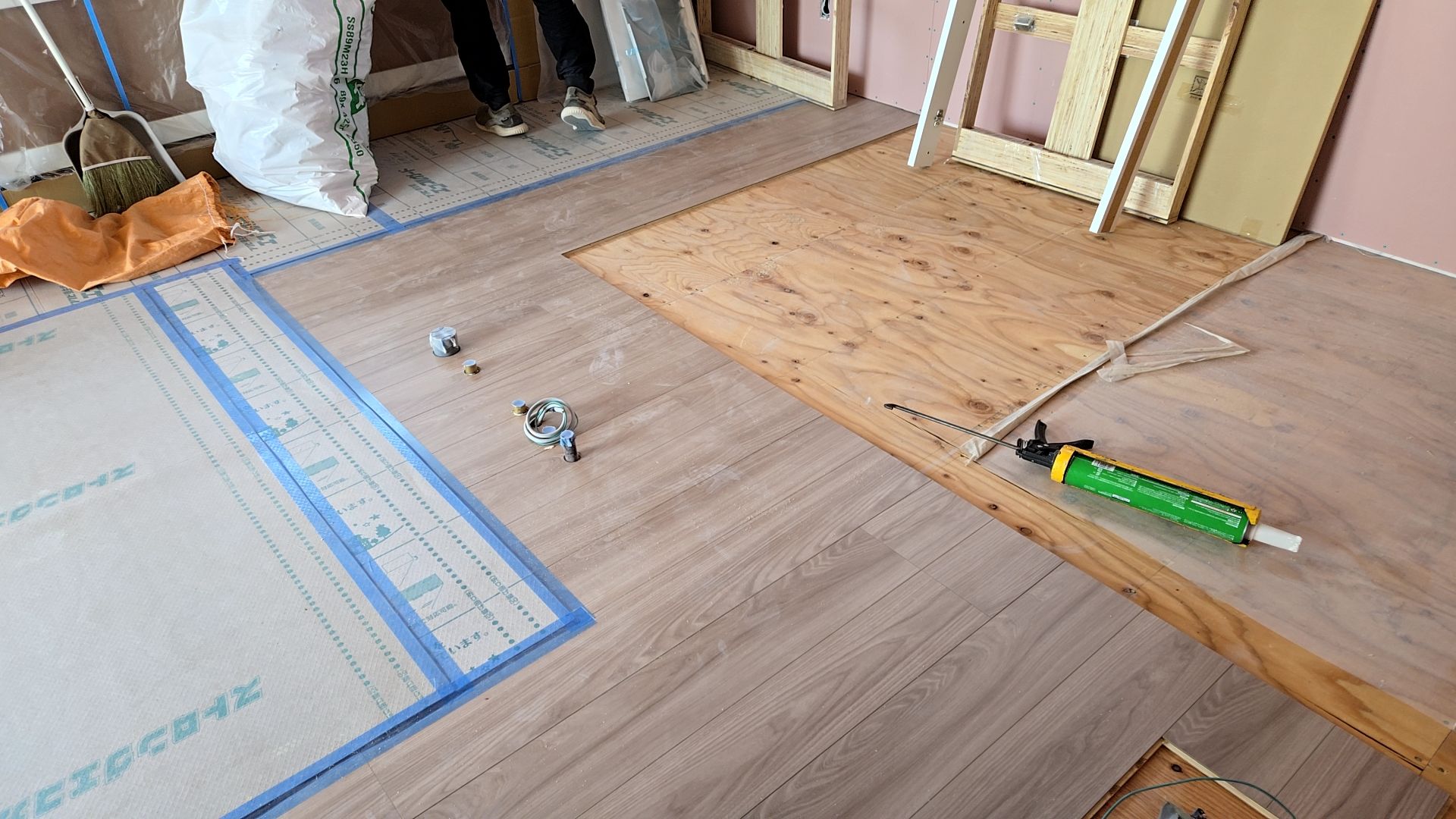 建築によるフロアー貼りが行われている様子です。