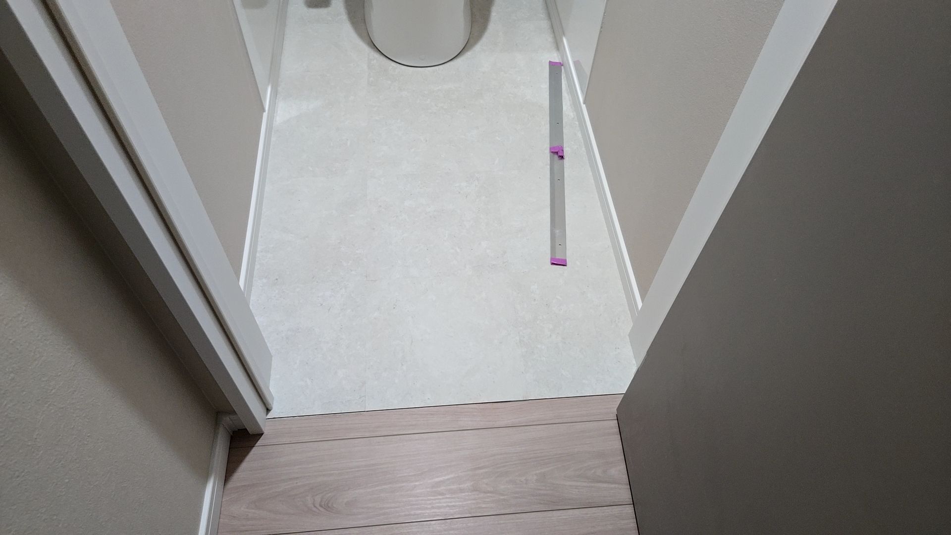 内装業者による床見切りが準備された様子です。