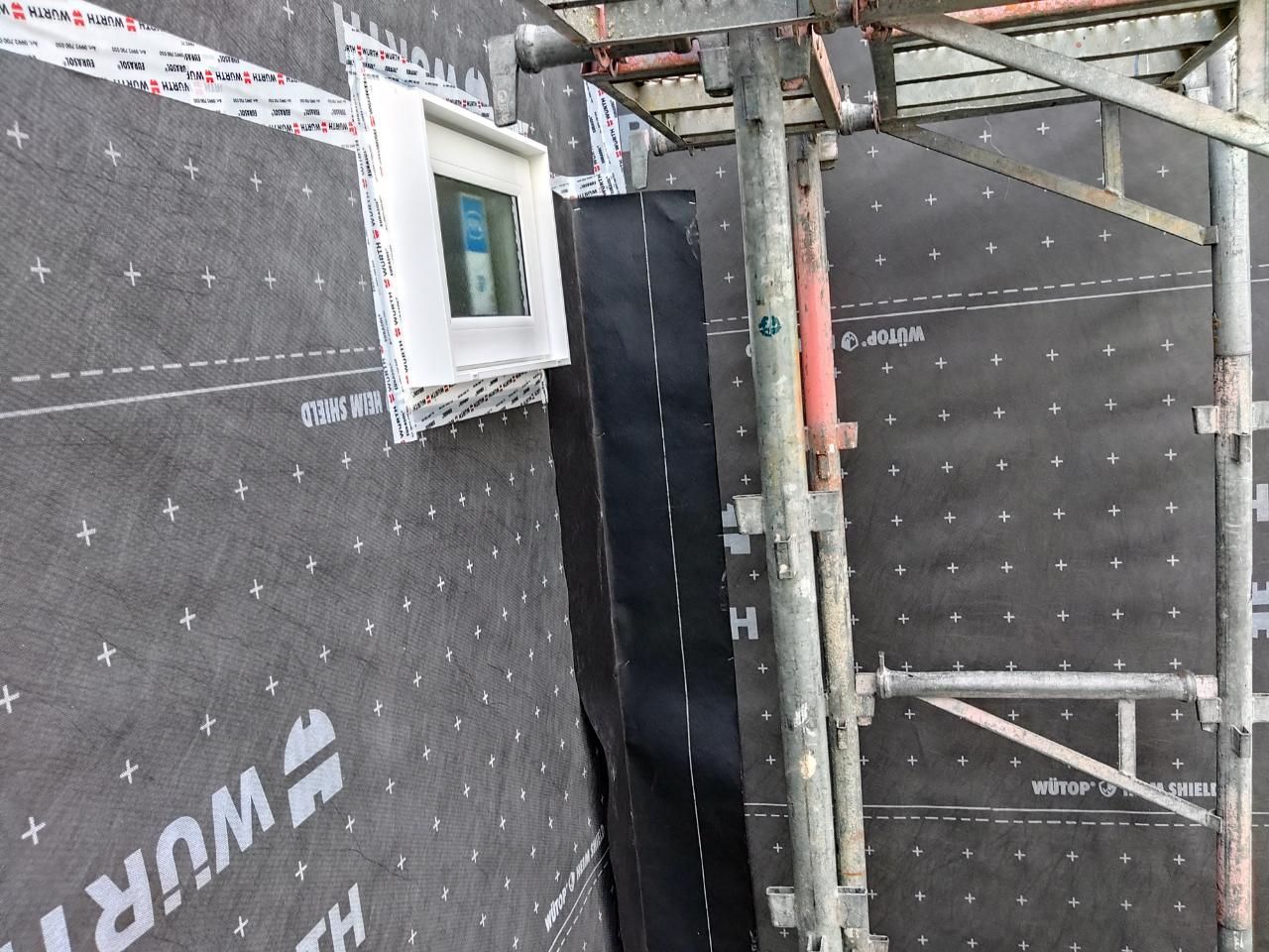 外部の防水紙貼りの様子です。シワやヨレのないよう丁寧に施工が進められています。