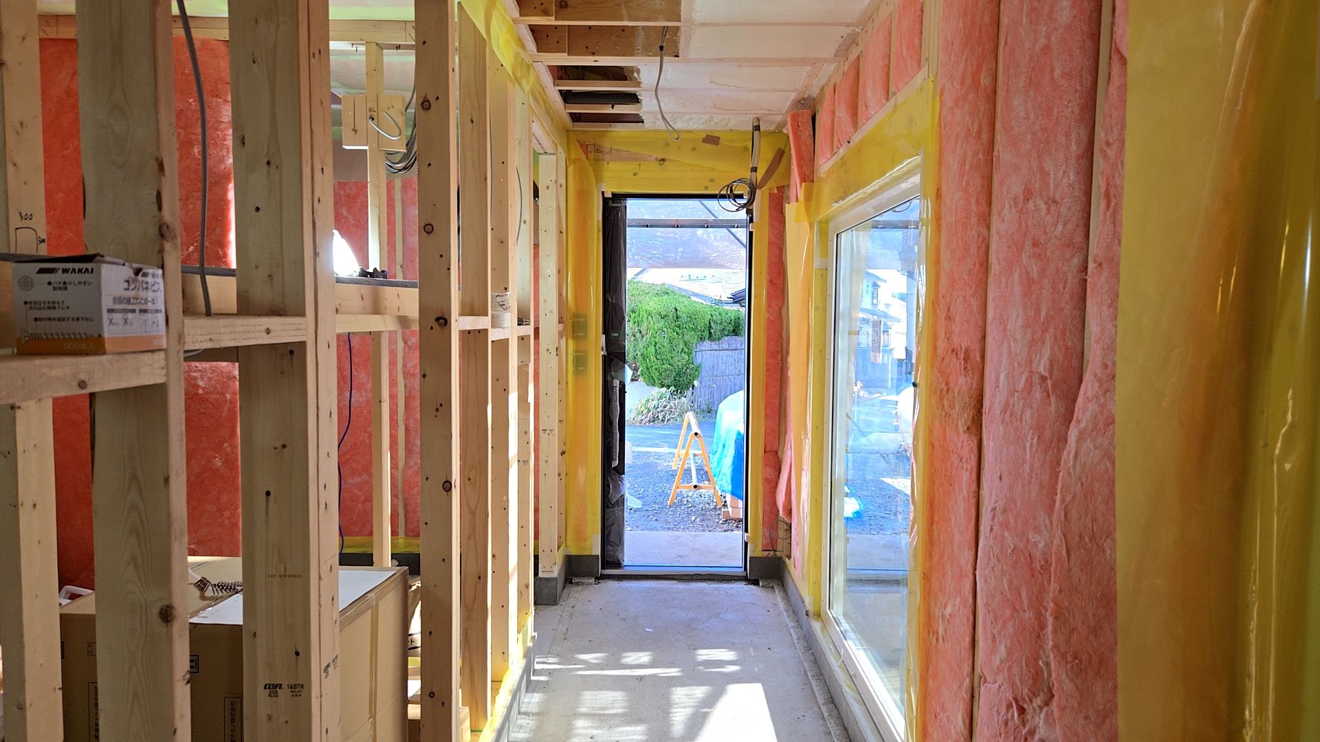 隙間のないよう丁寧に充填している様子です。