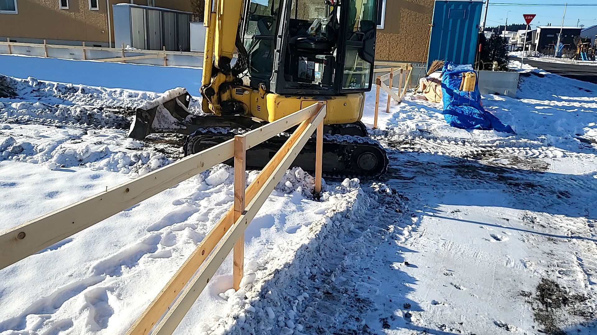 基礎の深さなど確認しながら掘っていきます。