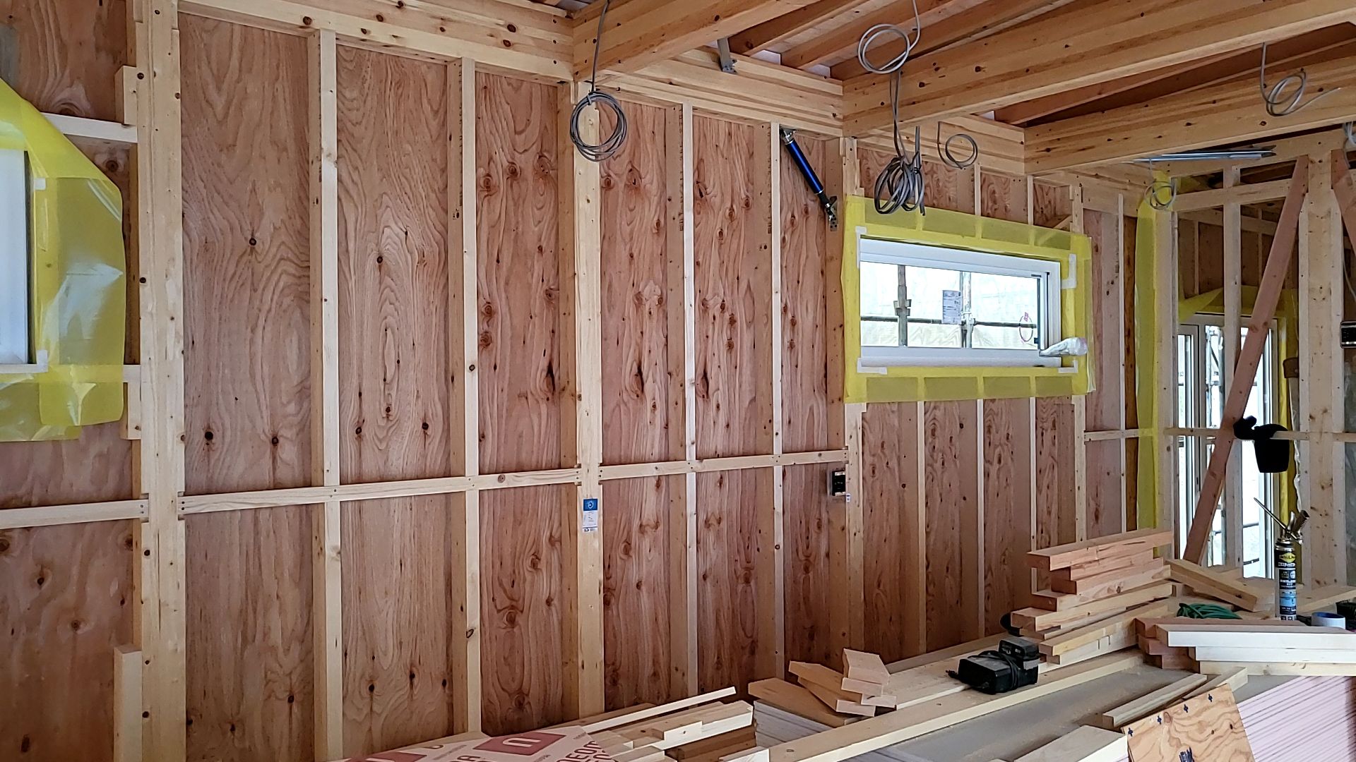 サッシの取り付けの様子です。