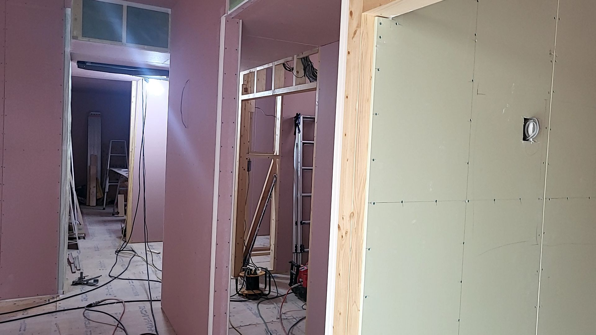 図面を確認しながら、間違いのないよう工事を行っております。