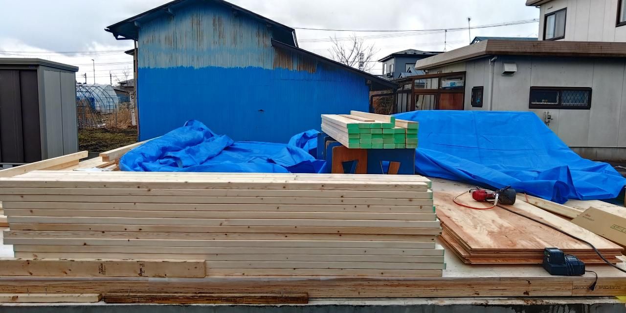 使用する釘の種類や間隔に気を付けながら、柱を組み合わせていきます。