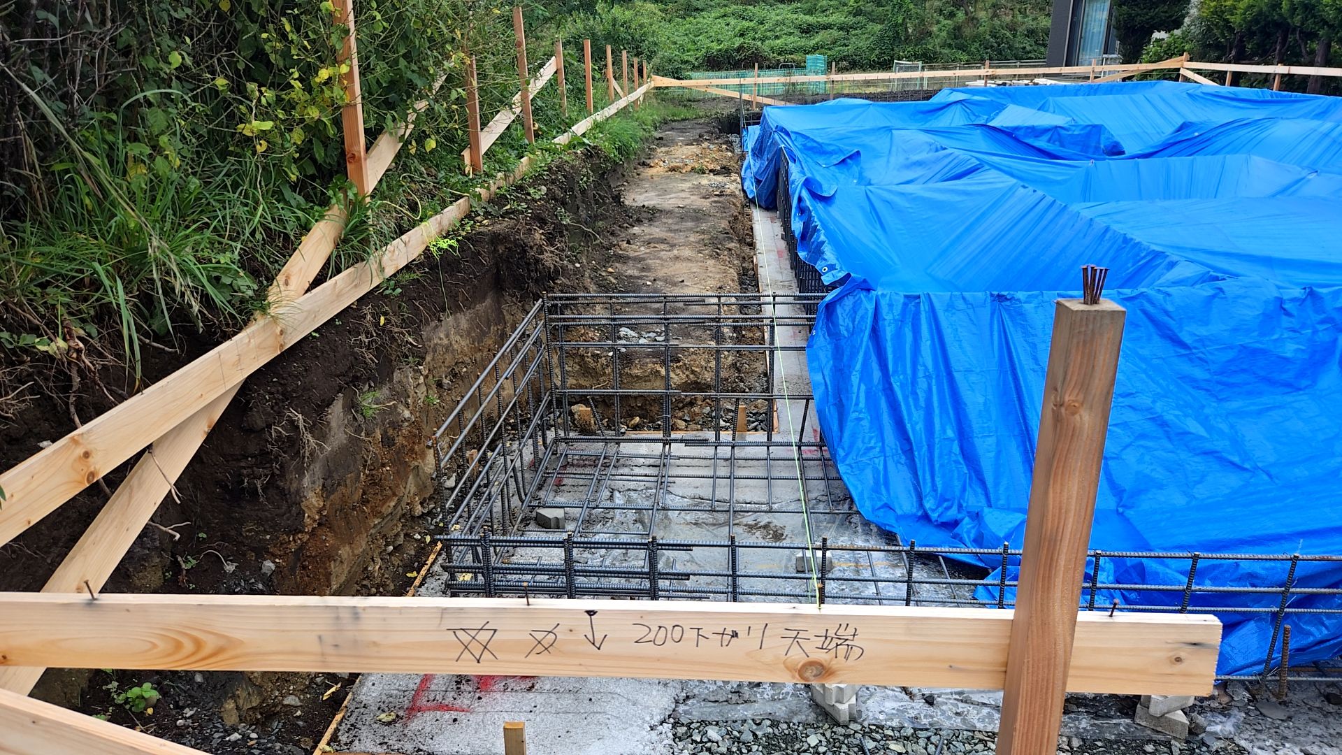 水糸を張り基礎の通りを確認しながら、作業が進められております。