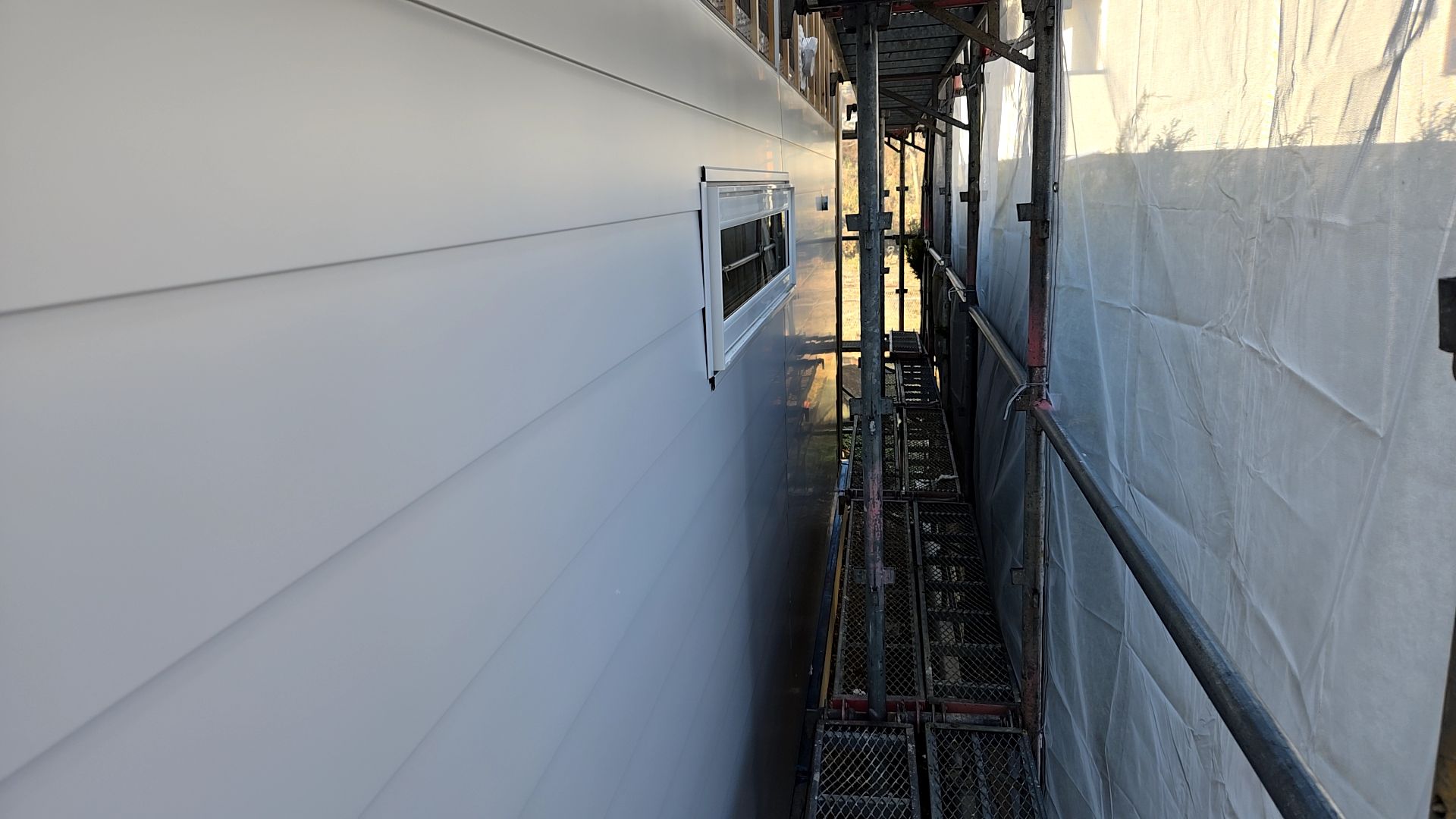 高所作業のためヘルメットを着用し、安全対策に十分注意し作業を進めております。