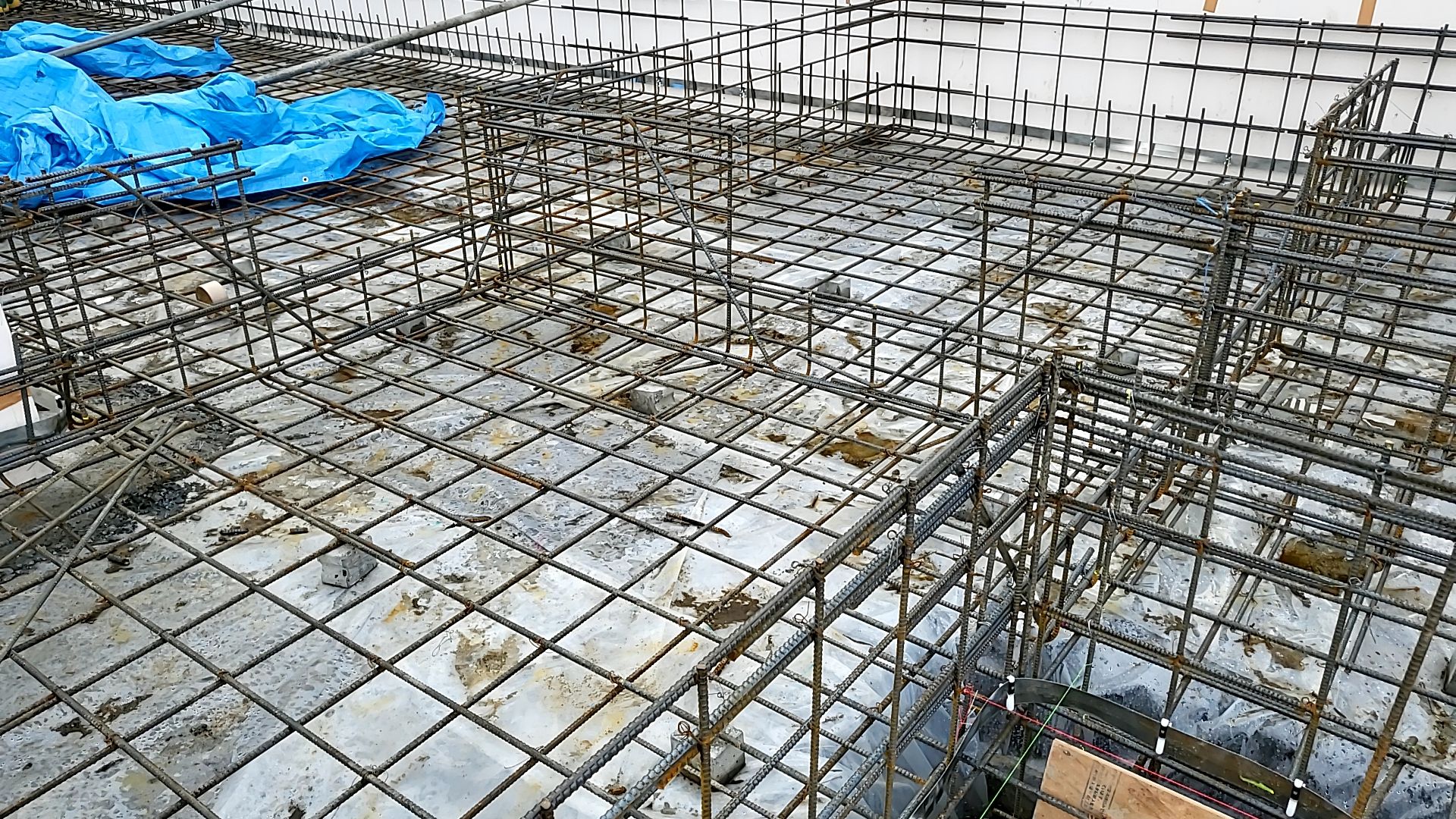 鉄筋の径・間隔など、図面を確認しながら作業を進めております。