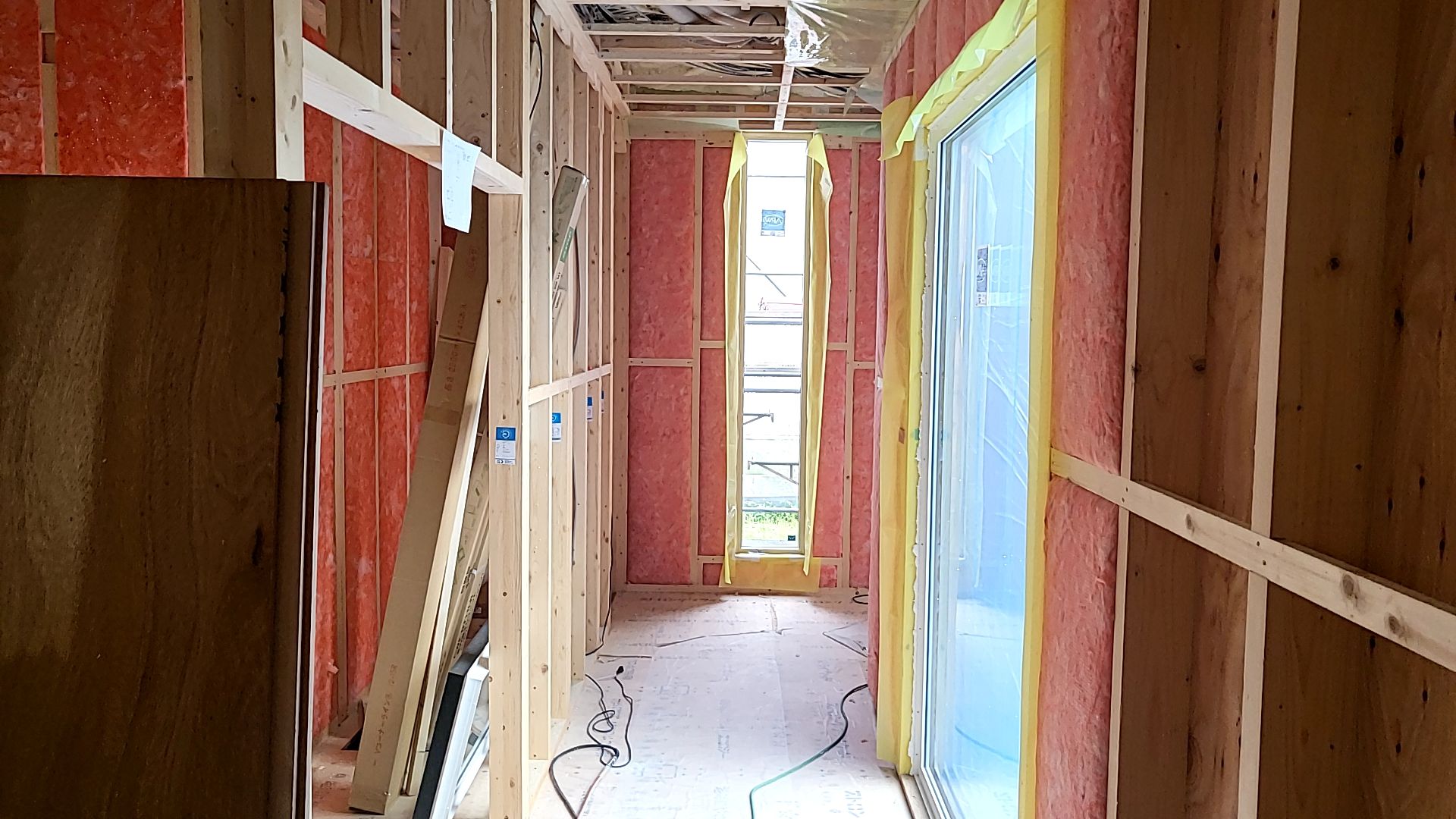 断熱材の充填工事が進められております。