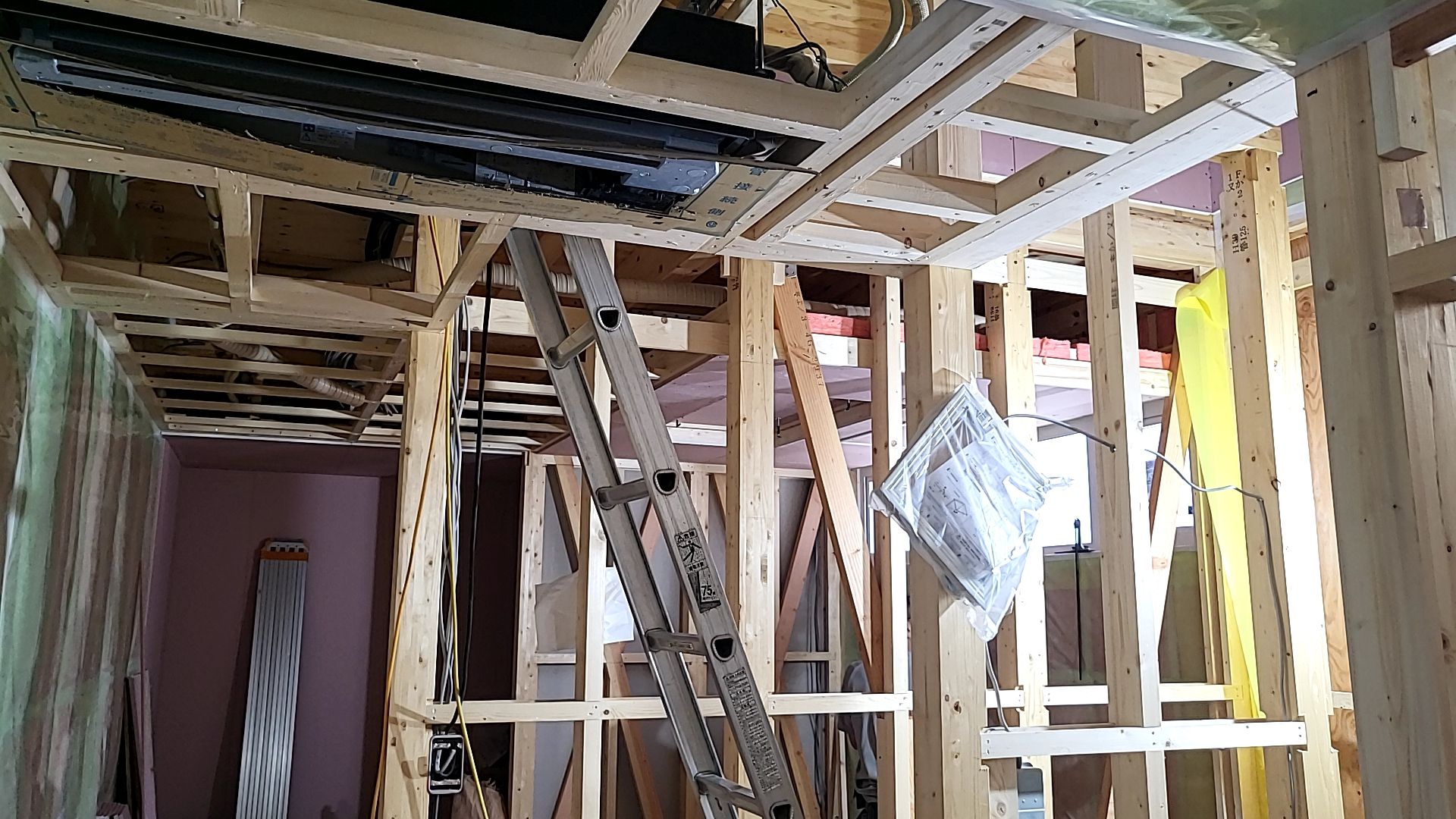 下地造作工事の様子です。