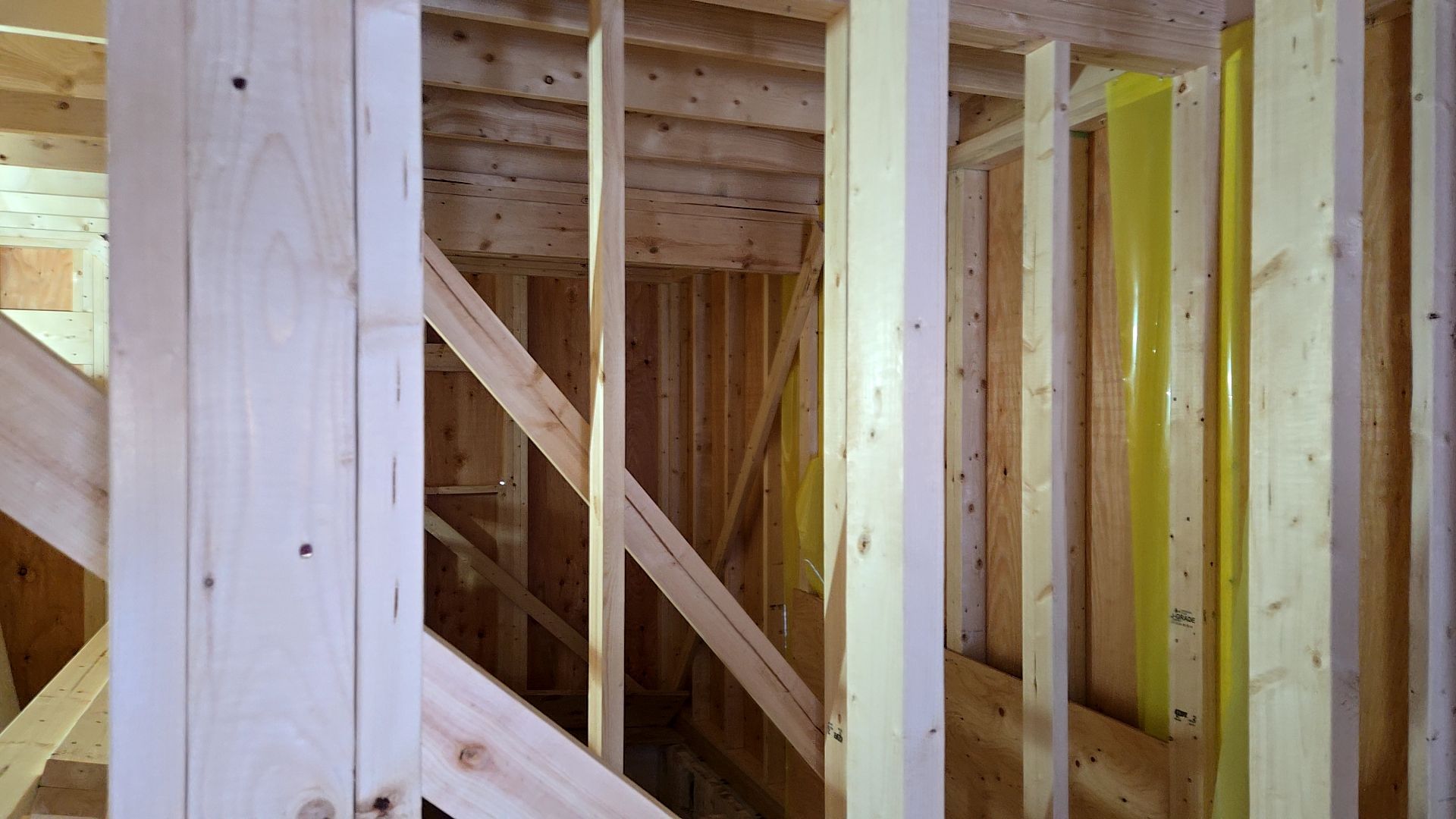 1Fの壁組みが行われた様子です。