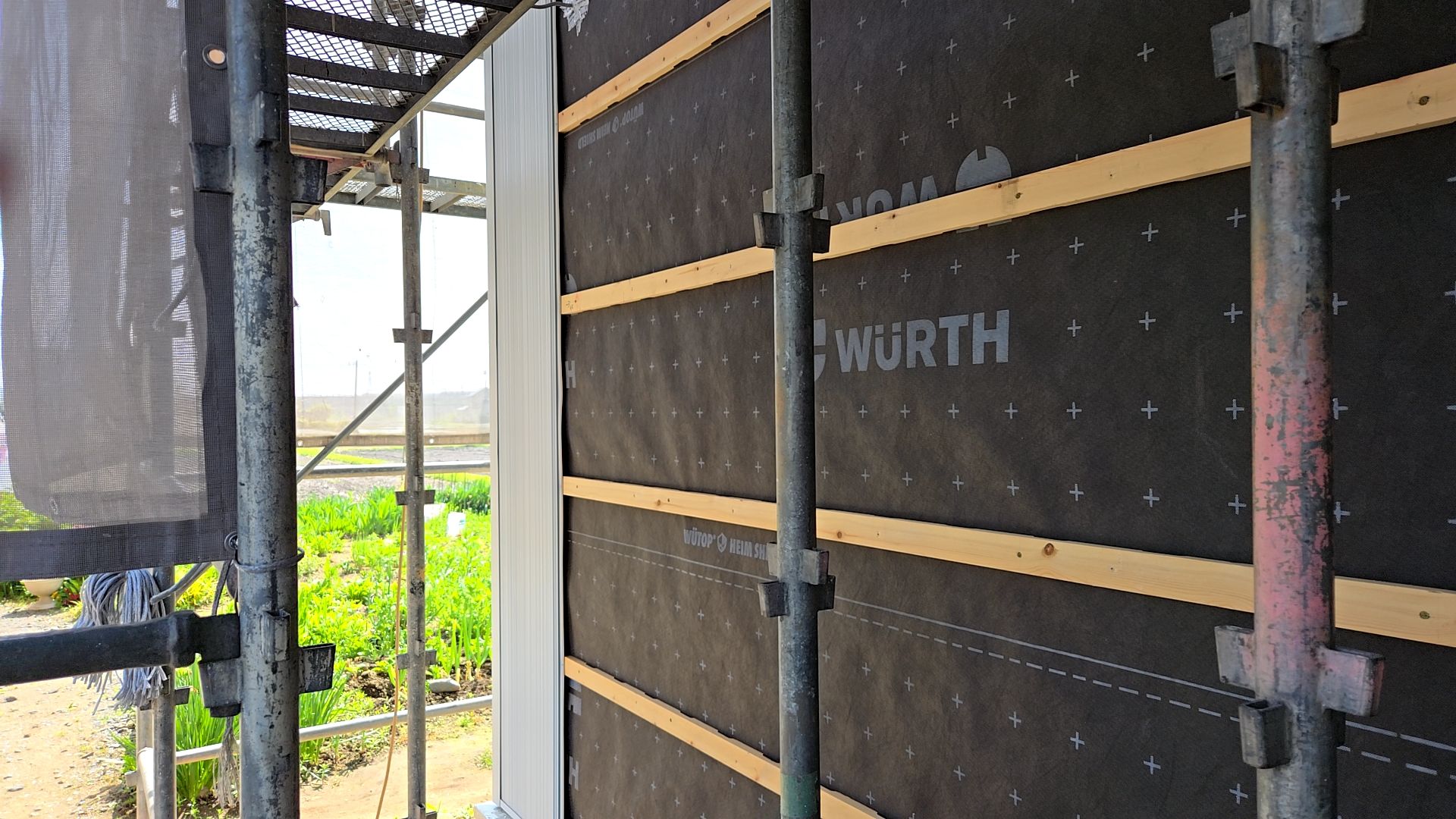 図面・仕様を確認しながら、下地の位置に注意して施工しています。