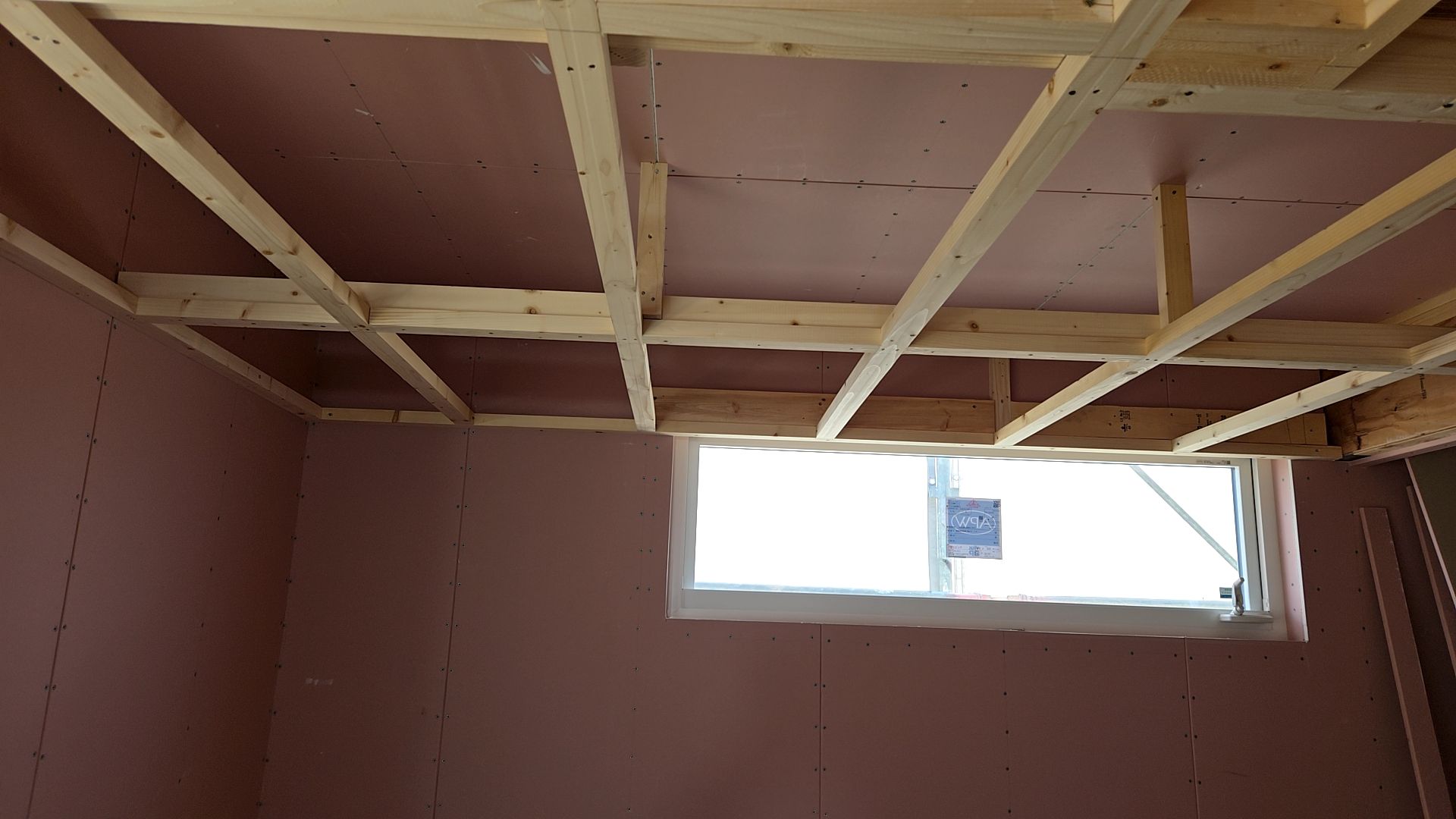 キズなどを付けないよう十分に注意しながら作業を進めております。