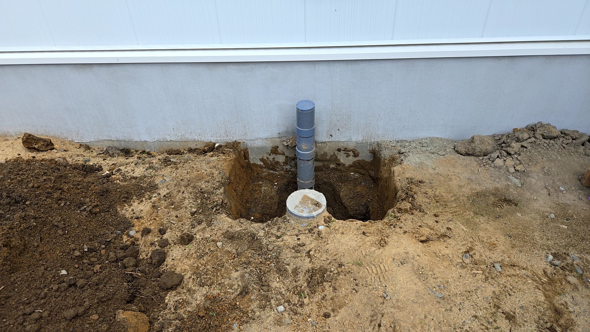 配管を保護する根巻きコンクリートの施工が行われております。