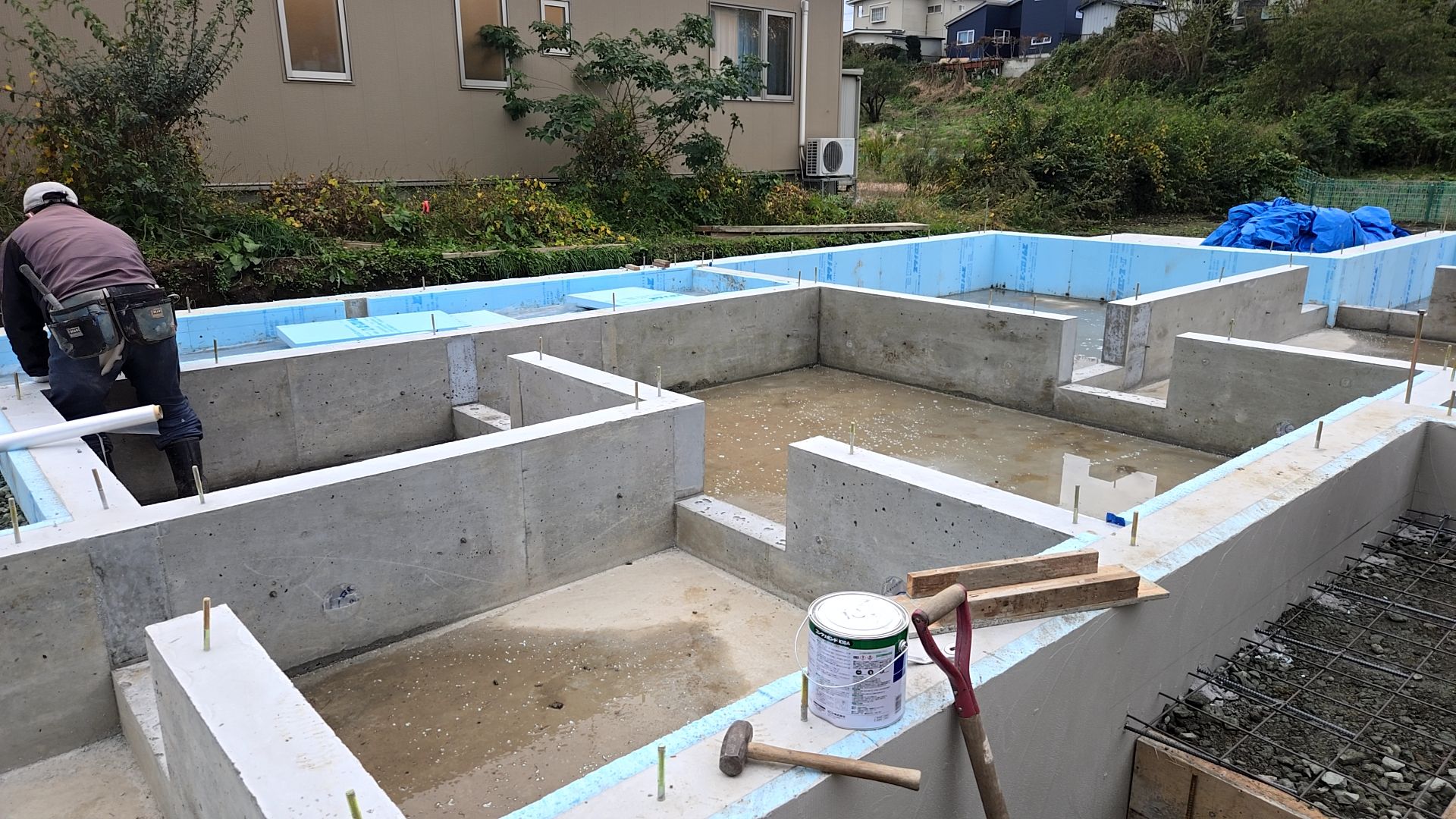 基礎内周部に一部断熱材を張っていきます。