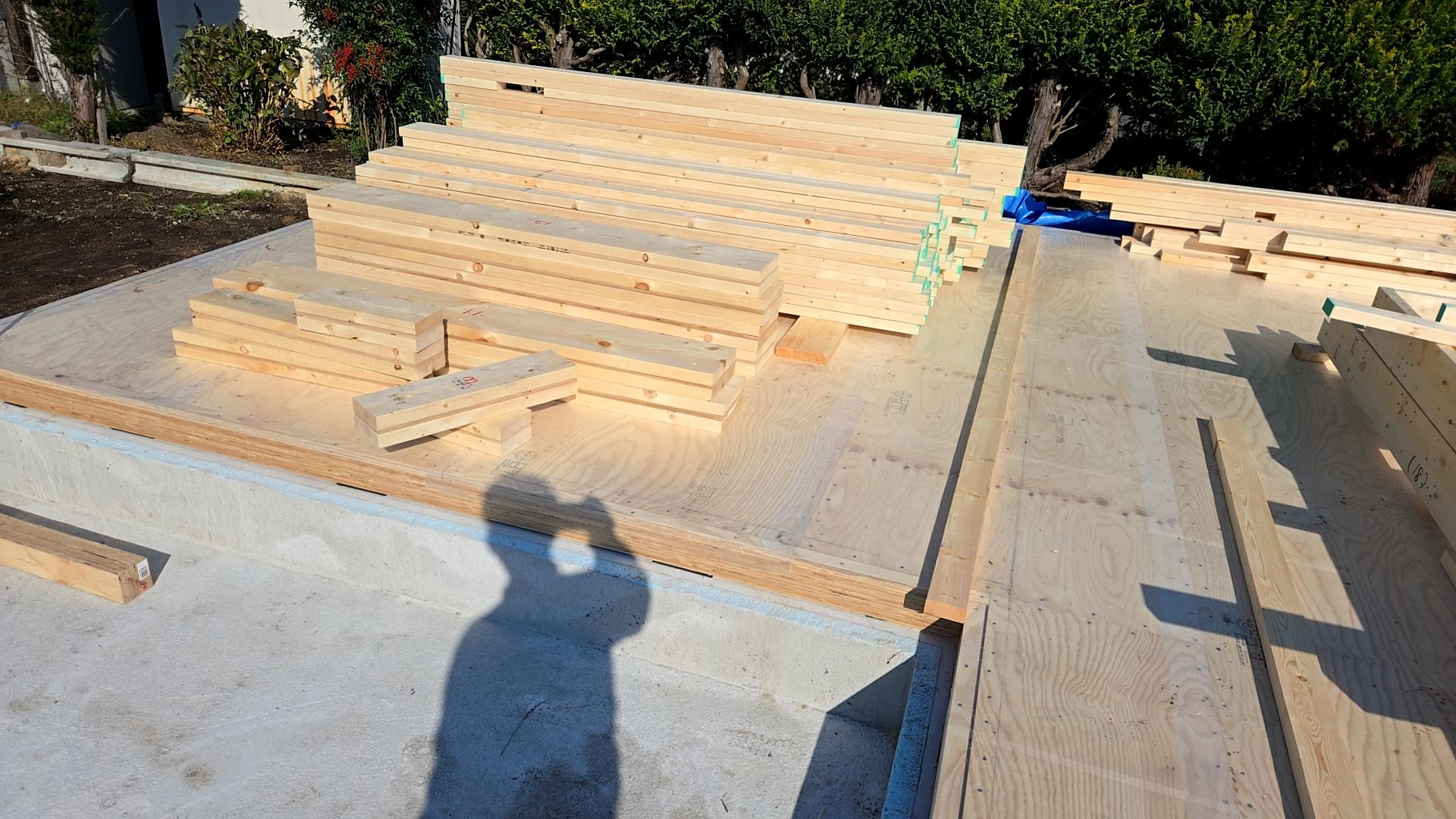 図面を確認しながら、仕様通りに組んでいるかチェックしながら作業を進めております。