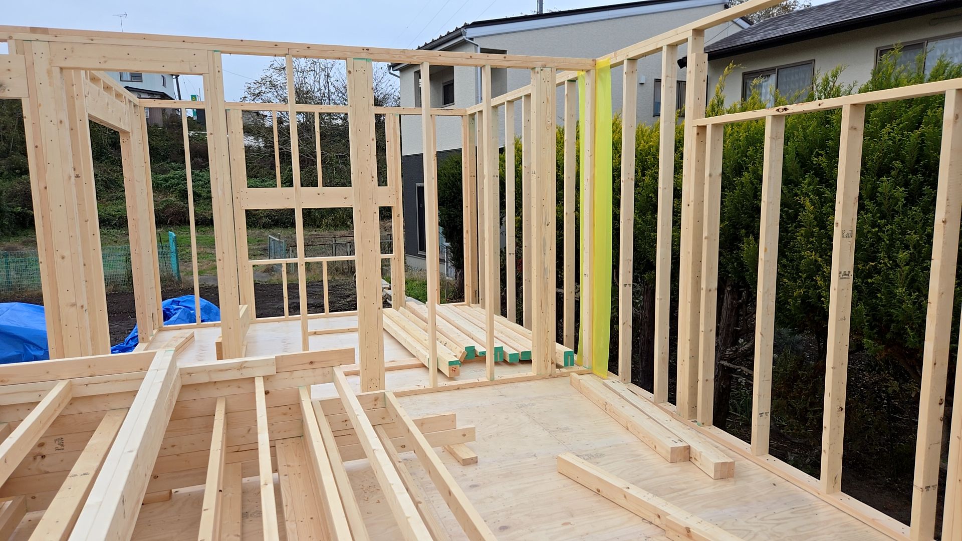 壁を起こしている様子です。図面・仕様を確認し施工を進めていきます。