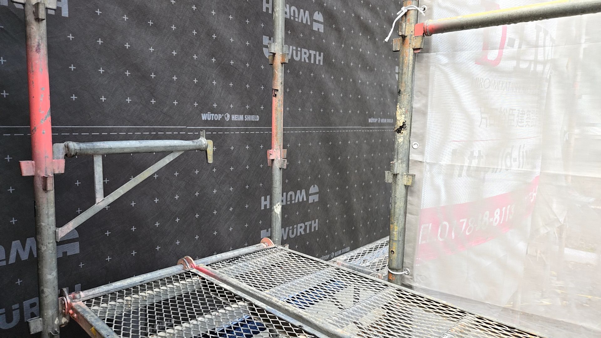 シワやヨレのないよう丁寧に施工が進められています。