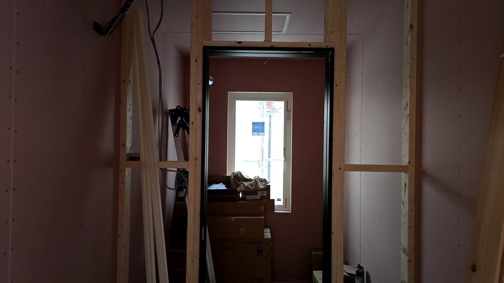 下地を取り付けている様子です。図面を確認し、位置に注意しながら施工を行っています。